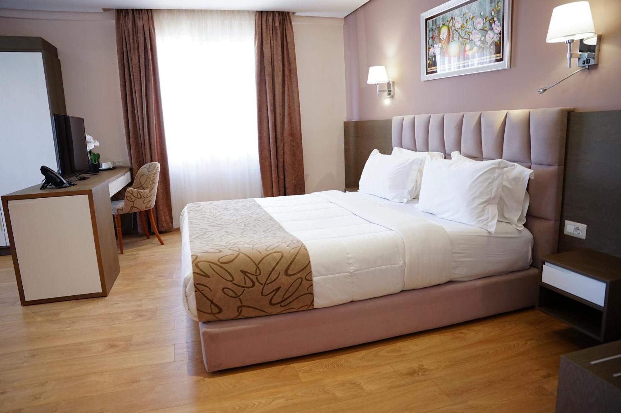 Doanesia Premium Hotel & Spa 地拉那 外观 照片