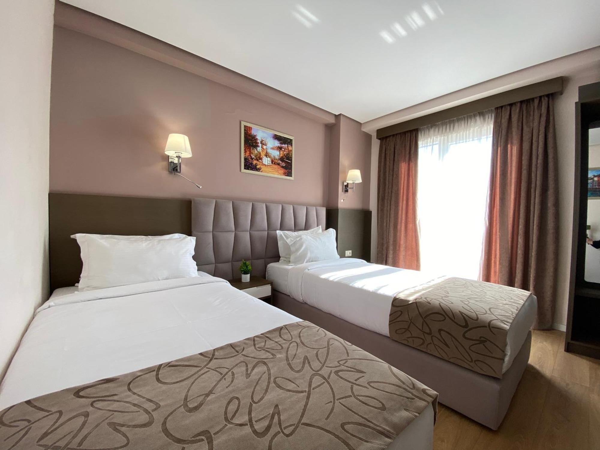 Doanesia Premium Hotel & Spa 地拉那 外观 照片