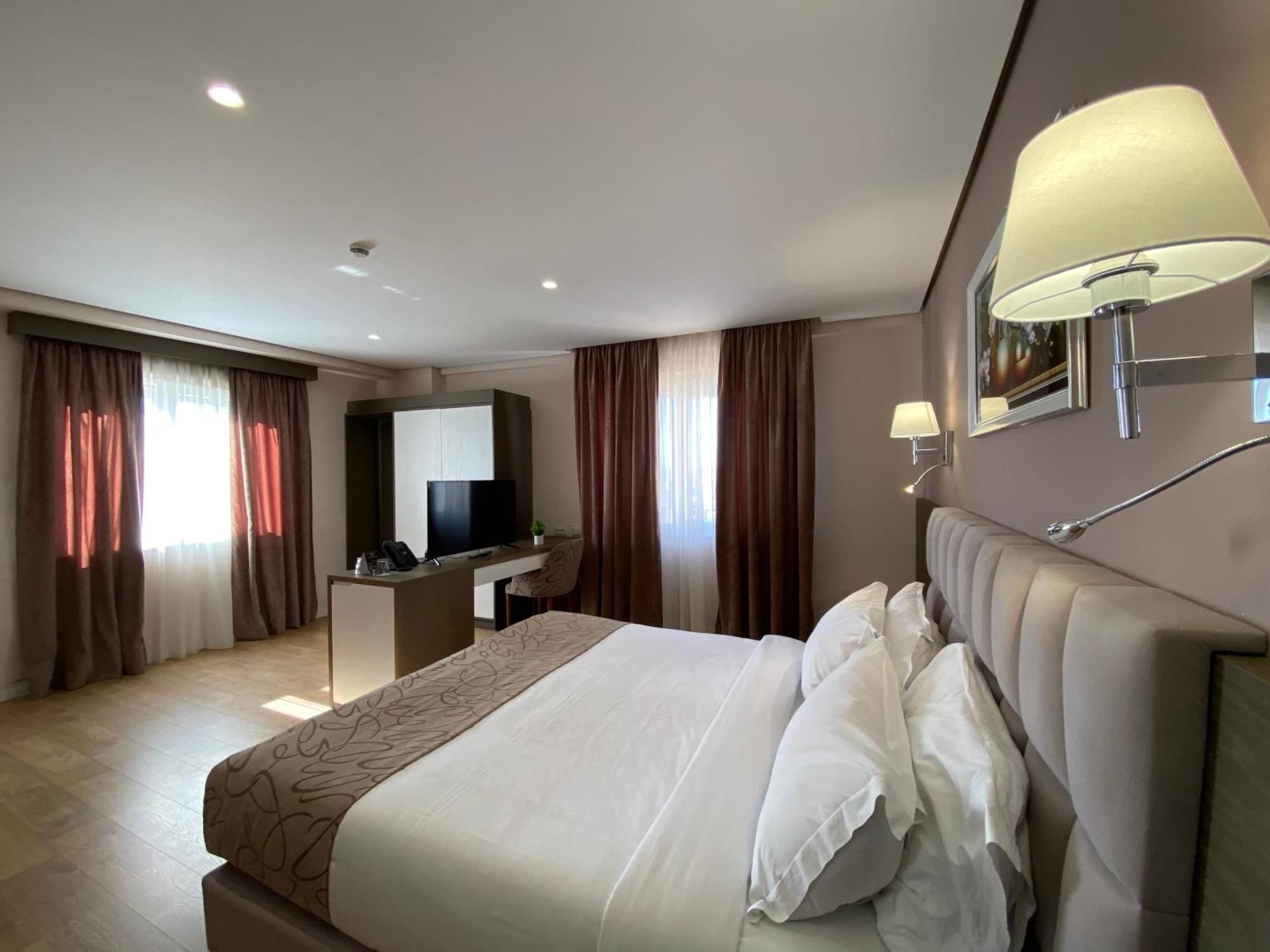 Doanesia Premium Hotel & Spa 地拉那 外观 照片