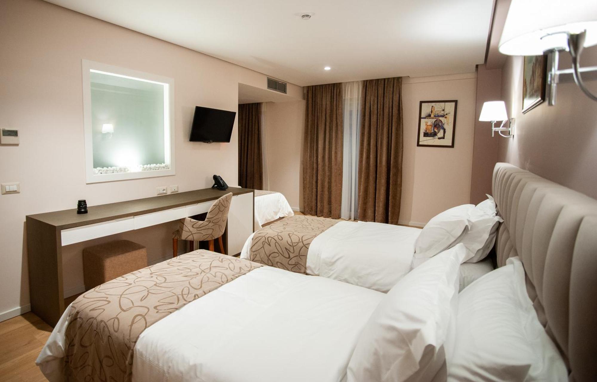 Doanesia Premium Hotel & Spa 地拉那 外观 照片