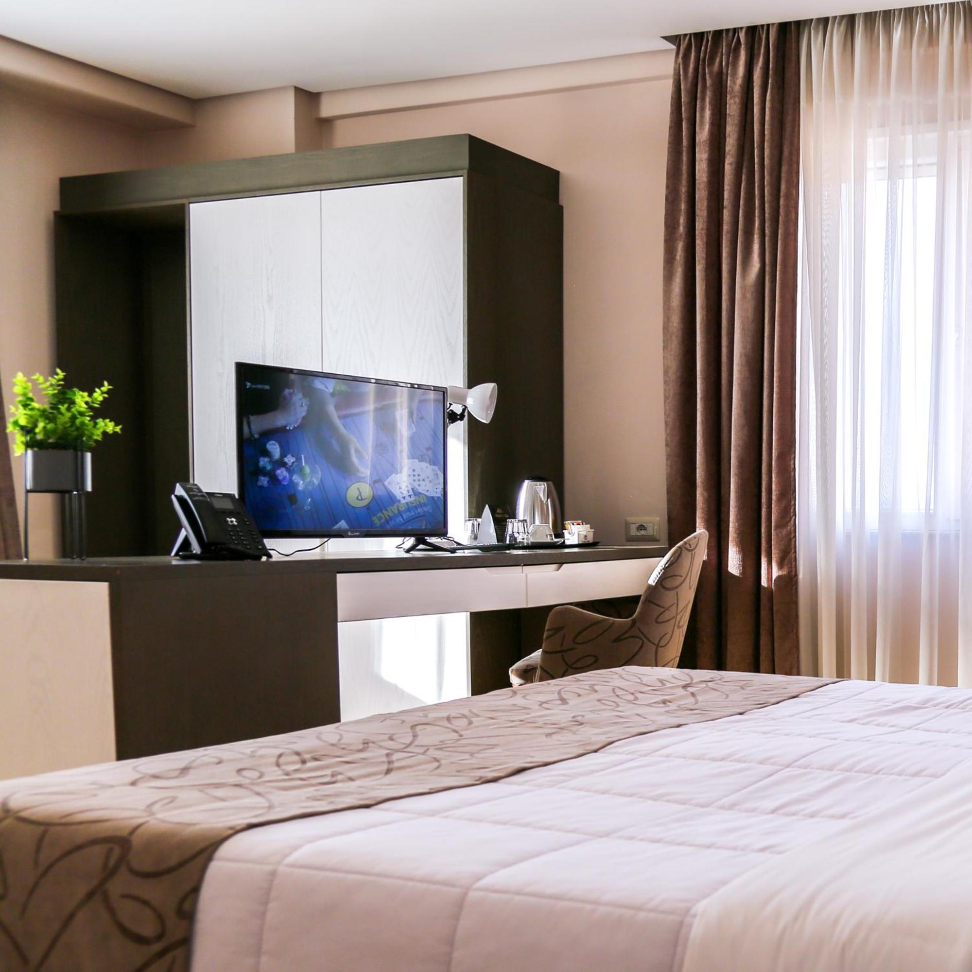 Doanesia Premium Hotel & Spa 地拉那 外观 照片